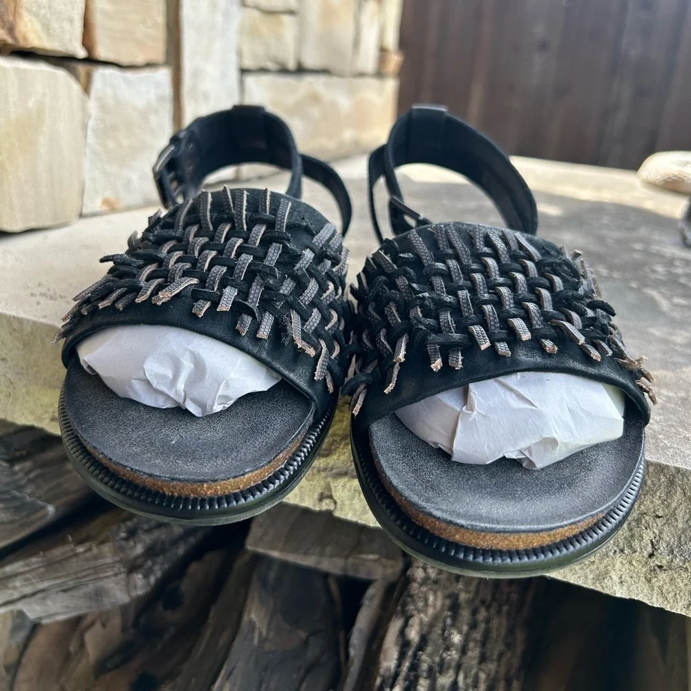 OTBT Voyage Stylish Black leather sandals w/unique woven detail NWOB Sz-8.5. Q